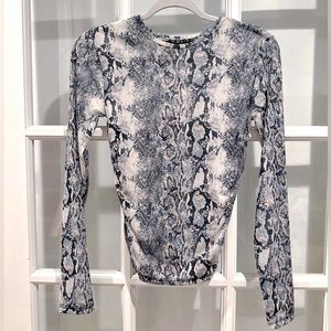 🦋Stradivarius CREW NECK FITTED SIDE RUCHED TOP🦋